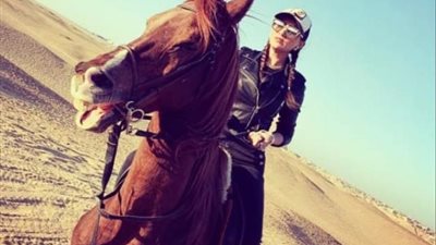مي عمر تستعرض مهاراتها في ركوب الخيل عبر ”إنستجرام”