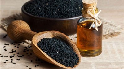 تقي من السرطان وأمراض القلب.. فوائد حبة البركة