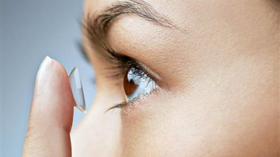 تحذيرات من ارتداء العدسات اللاصقة في موجات الحر وأشعة الشمس الشديدة