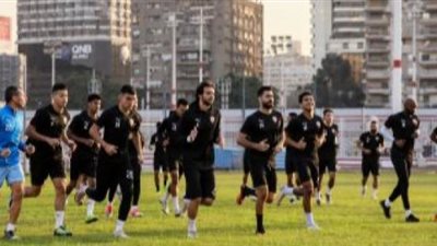 لاعبو الزمالك يذبحون عجلا على هامش مران الفريق