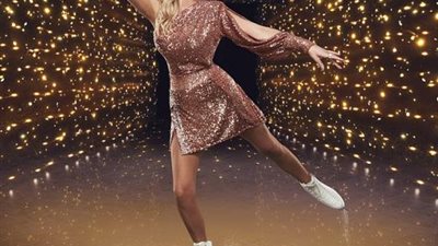 رغم الحادثة المؤسفة لها.. ممثلة وإعلامية بريطانية تستكمل حياتها وتؤدي عروض الرقص علي الجليد