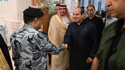 في زيارته للمسجد النبوي” جلابية السيسي”  تثير الجدل على مواقع التواصل الاجتماعي