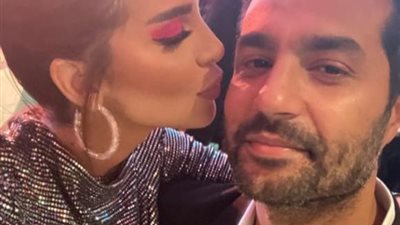 شاهد بالصور.. قبلات مثيرة متبادلة بين كريم فهمي وزوجته