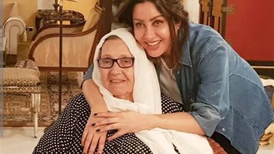 لطيفة تتحدث بحزن عن اللحظات الأخيرة في حياة والدتها الراحلة