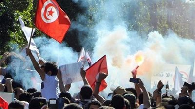 عاجل.. اشتباكات عنيفة بين المتظاهرين وقوات الأمن فى تونس