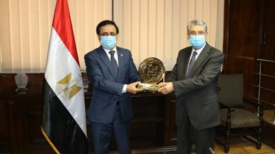 وزير الكهرباء يتسلم جائزة فوز «بنبان للطاقة الشمسية» كأفضل مشروع حكومي عربي
