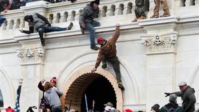 صدمة في أمريكا..ضباط شاركوا في اقتحام الكابيتول