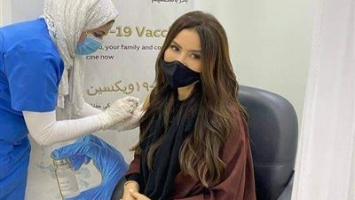 ميساء مغربي تتلقى الجرعة الأولى من لقاح كورونا في الإمارات