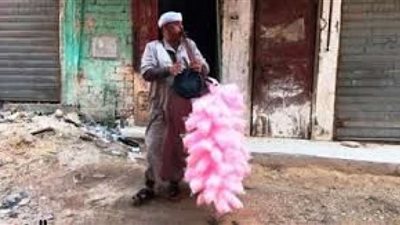 يعول أسرة ووالدته.. بائع غزل البنات يكشف تفاصيل حياته