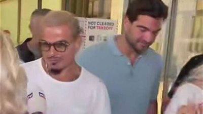 بعد المعجب المصفوع .. رد فعل عمرو دياب مع معجبيه في لبنان تثير التساؤل