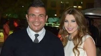 وردة صفراء ..نانسي عجرم تعطي هدية لـ عمرو دياب ما السبب ؟