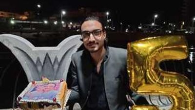 أسفل منزل طليقته .. اب يحتفل بعيد ميلاد ابنته في الشارع