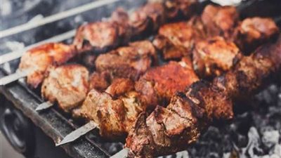 ما هي أضرار شوي لحم العيد على الفحم؟