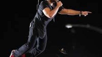 ” مجازفة خطيرة”أول تعليق من تامر حسني بعد تحليقه في الهواء خلال حفلته