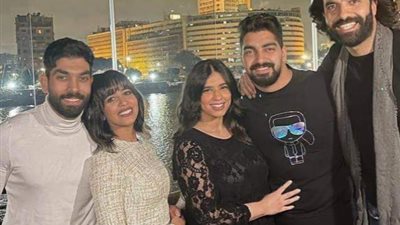 رنا سماحة تحتفل بعيد ميلاد مينا عطا بصورة عائلية: الحبايب