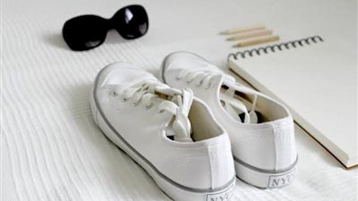 منها الخل.. مكونات طبيعية فعالة في تنظيف الأحذية البيضاء