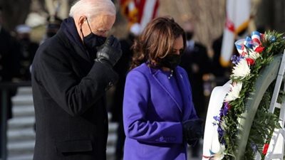 بالصور.. بايدن يضع إكليل الزهور على قبر الجندي المجهول بـ«أرلنجتون»