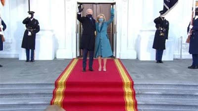 بايدن وزوجته يصلان البيت الأبيض سيرًا على الأقدام