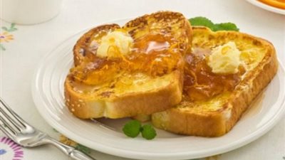 «زي المطاعم».. طريقة تحضير سويت توست بالقشطة والعسل