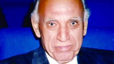 اكتشفه نيازي مصطفى ونقل السينما للواقعية وعاش فيلم «شباب امرأة» .. محطات من حياة المخرج صلاح أبو سيف