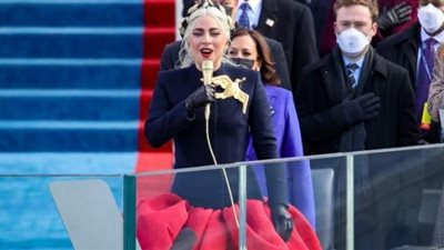 أبرزهم لدي جاجا وجينيفر لوبيز.. مشاهير العالم يحيون حفل تنصيب جو بايدن بالقبلات