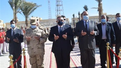 محافظ ومدير أمن البحر الأحمر يضعان إكليل الزهور علي النصب التذكاري للشهداء