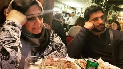 فولة وانقسمت نصين.. حسن الرداد ينشر صورة عفوية تجمعه بوالدته