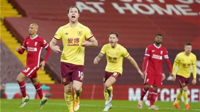 بيرنلي يهزم ليفربول في عقر داره ويكسر سلسلة «اللاهزيمة» للريدز