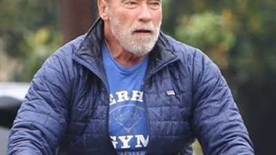 أغرب تقاليع كورونا.. أرنولد شوارزنيجر يتلقى اللقاح في السيارة