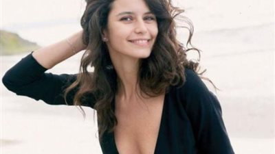 بعد صورها الجريئة..  بيرين سات تفوز بجائزة أفضل ممثلة لعام 2020