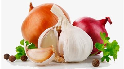 أبرزهم البصل والثوم.. أبرز الخرافات الشائعة حول فيروس كورونا