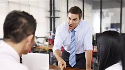 لو مش مقدرك.. نصائح للتعامل مع المدير المتسلط