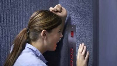 لو الكهربا قطعت.. نصائح للخروج بأمان من الأسانسير