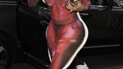 فستان يكشف أكثر مما يستر.. فنانة مشهورة تخرج من بيتها شبه عارية