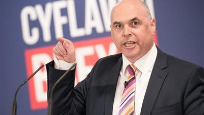 استقالة سياسي كبير بعد اعترافه بشرب الخمور في البرلمان مع نواب آخرين