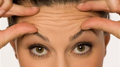 ببلاش ومن غير تكلفة.. مكونات منزلية تقضي على تجاعيد الوجه