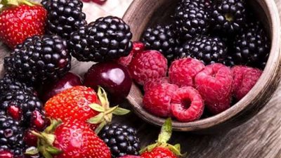 فوائد مذهلة عند تناول الفاكهة الحمراء يوميا