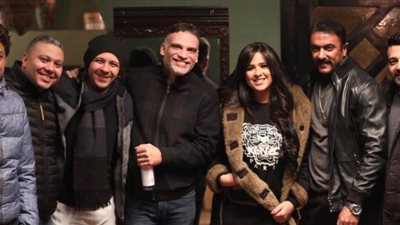 ياسمين عبد العزيز وأحمد العوضي يصوران مسلسل ”اللي مالوش كبير”