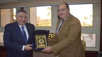 محافظ البحر الأحمر يزور مديرية الأمن للتهنئة بعيد الشرطة ال69