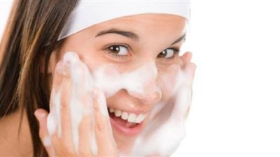 خطوات ضرورية لتنظيف البشرة في المنزل.. اتبعيها بالترتيب