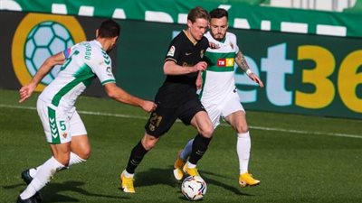 دي يونج يمنح التقدم لبرشلونة على إلتشي في الشوط الأول