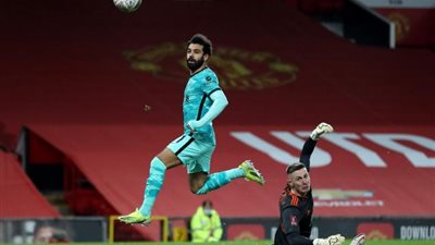 صلاح يسجل أول أهدافه في أولد ترافورد في تعادل أمام اليونايتد في الشوط الأول