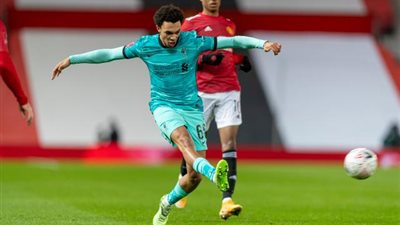 صلاح يحرز الهدف الثاني لليفربول في شباك مانشستر يونايتد