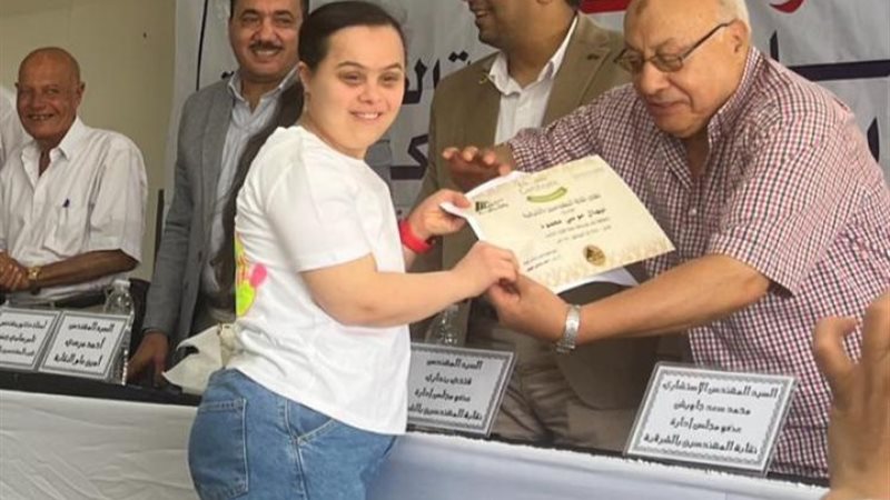 تكريم فتاة من ذوي