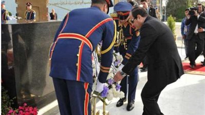 الرئيس السيسي يضع إكليلاً من الزهور على النصب التذكاري بأكاديمية الشرطة