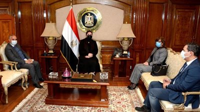 وزيرة التجارة والصناعة تبحث مع رئيس بنك التنمية الصناعية اتاحة برامج تمويلية وآليات مصرفية لدعم القطاع الانتاجى والتصديرى