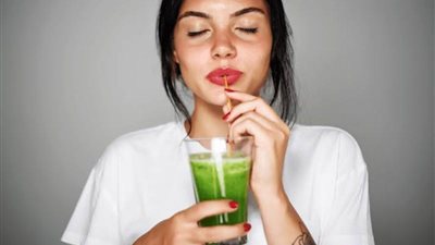 منها الشاي.. 7 مشروبات تعزز صحة الشعر