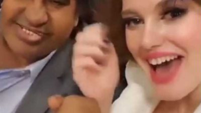 بالفيديو.. راقصة شعبية تسبب حرجا كبيرا للفنان أحمد عدوية