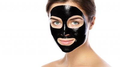 قناع الفحم.. الحل السحري لإزالة الرؤوس السوداء من الوجه