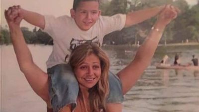 ليلى علوي وابنها بـ”التبني” يشعلان مواقع التواصل الاجتماعي (صور)